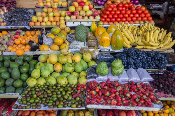 Olika frukter till försäljning på en marknad — Stockfoto