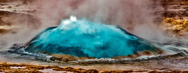 Geyser quente se preparando para entrar em erupção — Fotografia de Stock