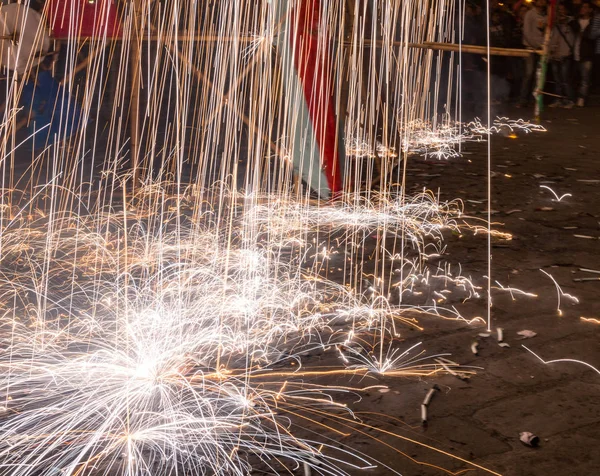 Faíscas caem de um castelo de fogos de artifício — Fotografia de Stock