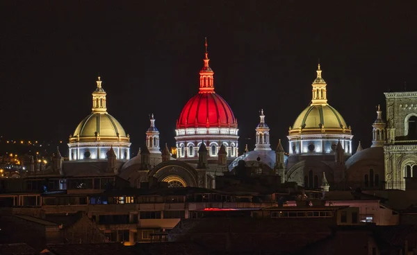 에콰도르의 쿠엥카에 있는 새로운 대성당 건물들은 독립 기념일을 위해 도시의 국기 색깔로 조명되고 있으며, 밤에는 그 모습이 나타난다 — 스톡 사진
