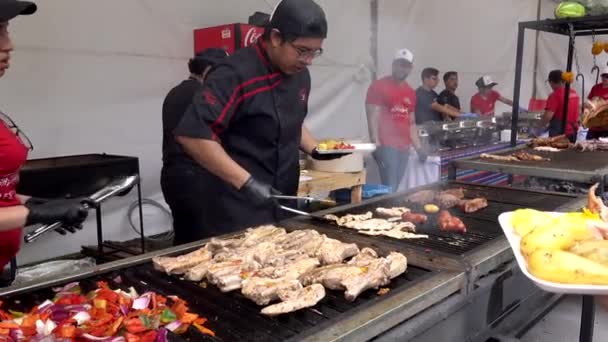 Cuenca, Ecuador - 2019-11-02 - Cuenca Days Street Fair - Frokosttallerken serveres til kunden – Stock-video