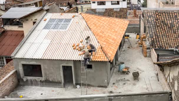 Cuenca, Ecuador - 2019-10-05 - Timelapse Construction - Roof Tiles Placement Continues — 비디오