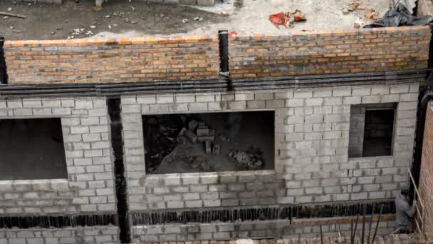 Cuenca, Ecuador - 2019-10-05 - Timelapse Construction - Muro de ladrillo construido y cubierto con cemento — Vídeos de Stock