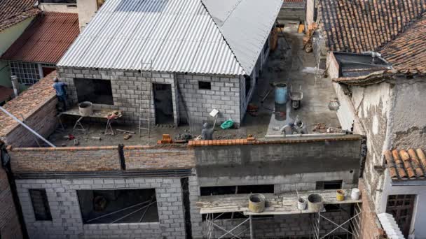 Cuenca, Ecuador - 2019-10-05 - Construcción del Timelapse - Pared del bloque de ceniza terminada con pausa para el almuerzo — Vídeos de Stock