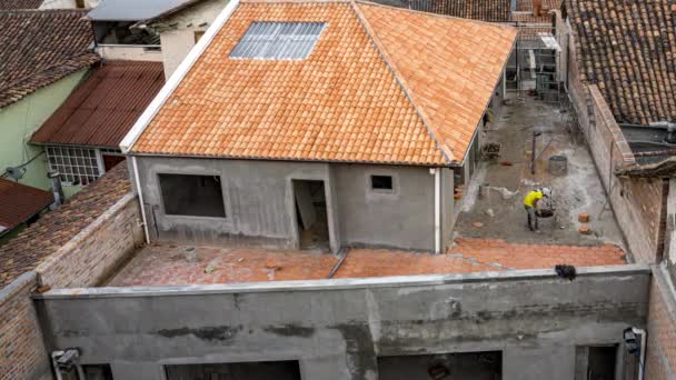 Cuenca, Ecuador - 2019-10-05 - Timelapse Construction - Paver Stone is Laid Over кілька днів Including during Rain — стокове відео