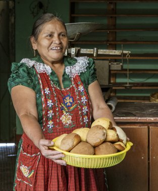 Oaxaca, Meksika - 2019-11-30 - Kadın gururla o sabah yaptığı ekmeği sergiliyor