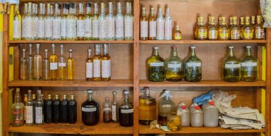 Oaxaca, Meksika - 2019-11-30 Mezcal marketteki içki standına dizildi.