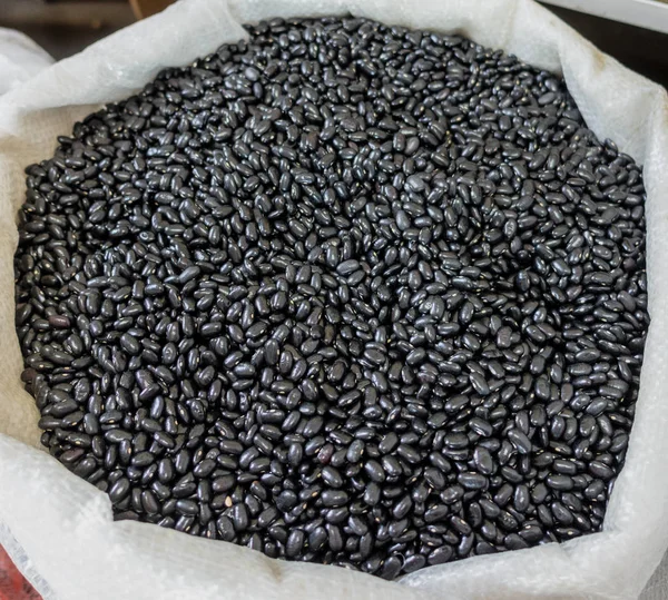 Frijoles negros en una pila listos para la venta — Foto de Stock