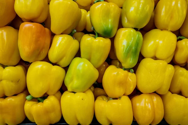 Yellow bell peppers in a pile ready for sale — Stock Photo, Image