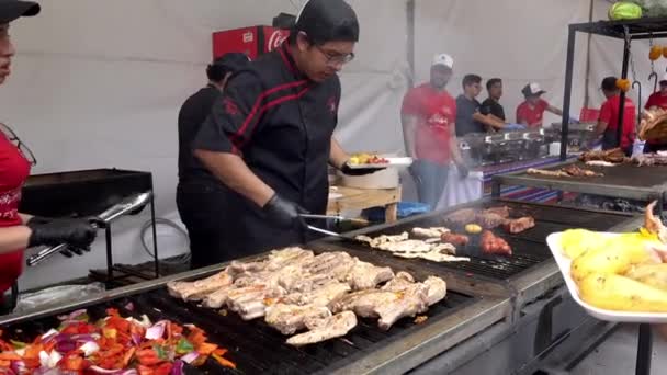 Cuenca,エクアドル- 2019-11-02 - Cuenca Days Street Fair -ランチプレートが顧客に提供されます — ストック動画