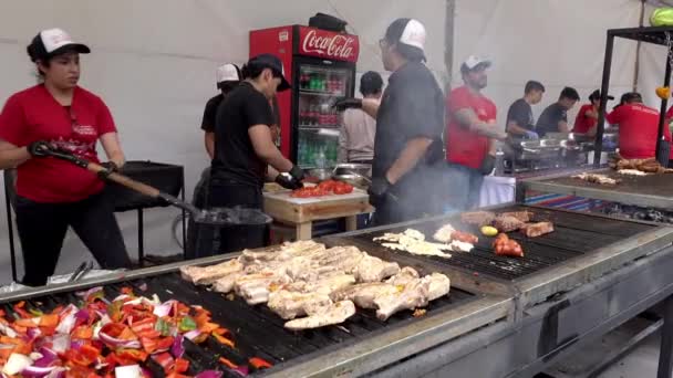 Cuenca, Εκουαδόρ - 2019-11-02 - Cuenca Days Street Fair - Ο άνθρακας προστίθεται στο Bbq για μεσημεριανό — Αρχείο Βίντεο