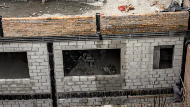 Cuenca, Ecuador - 2019-10-05 - Timelapse Bouw - Bakstenen muur gebouwd en bedekt met cement — Stockvideo