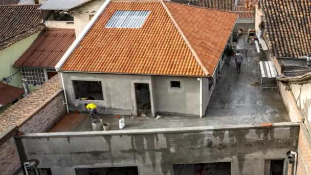 Cuenca, ecuador - 05.10.2019 - Zeitraffer-Bau - Arbeiter verlegen Pflastersteine auch bei Regen — Stockvideo