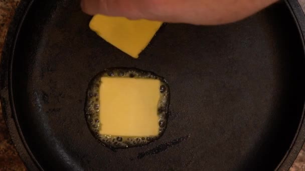 Butter melting in frying pan from overhead view — Stock Video