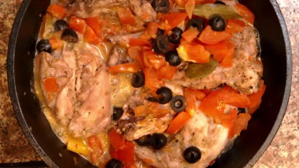 Tavşan Cacciatore Yemek Pişirme Fırın Görünümü Demir Pan döküm — Stok video