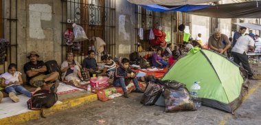 Oaxaca, Meksika - 2019-11-30 - Yeni okullar ve maaşlar için protesto sırasında öğretmen kampı