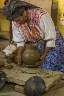 Sant Matin Ticajete, Meksika - 2019-11-26 - Kadınlar çömleksiz geleneksel yöntemlerle kil sürahisi yapar.