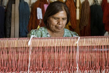 Oaxaca, Meksika - 2019-11-30 - Kadın tezgahında çalışıyor. Yeni bir battaniye yapıyor.