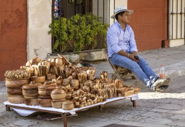Oaxaca, Meksika - 2019-11-16 - Ahşap mutfak kaseleri ve mutfak aletleri satan sokak satıcısı