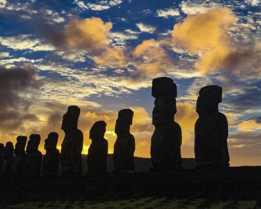 Moai Paskalya Adası 'nda Ahu Tongariki' de gün doğumunda