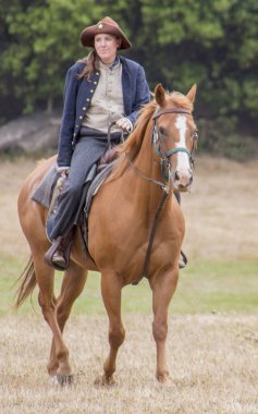 Birlik üniformalı kadın at sırtında