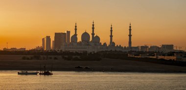 Şeyh Zayed Camii gece görüldüğü gibi.