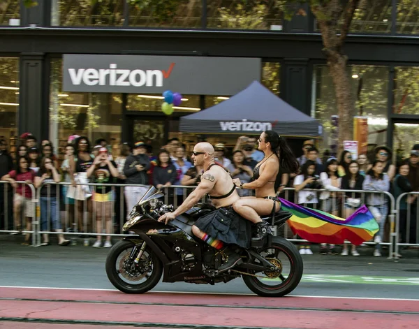 Gej duma parada w San Francisco - lesby na rowery prowadzić w parada obok zamazane publiczność — Zdjęcie stockowe