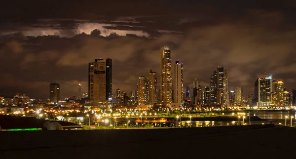 Cidade do Panamá skyline iluminado à noite — Fotografia de Stock