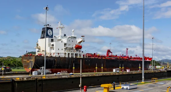 Navio de carga passa pelo Canal do Panamá — Fotografia de Stock