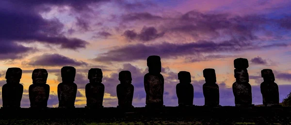 Moai na Ilha de Páscoa em Ahu Tongariki ao nascer do sol — Fotografia de Stock