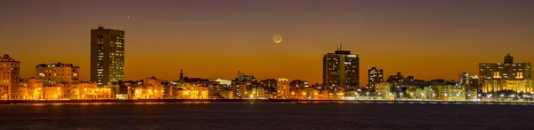 Havana panorama při západu slunce, s půlměsícem — Stock fotografie