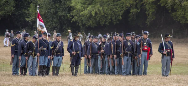 Unie soldaten in de rij in het veld — Stockfoto