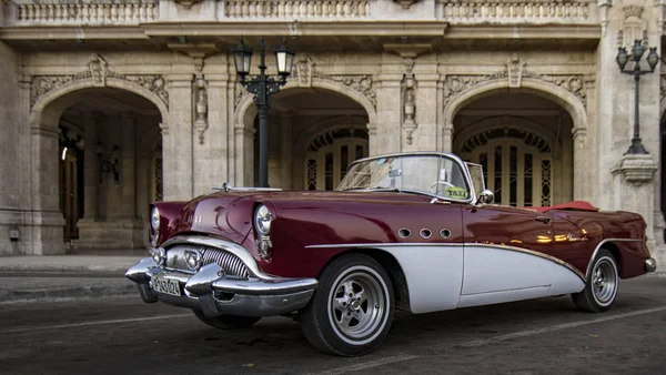 La Havane, Cuba - 21 novembre 2011 - Buick rouge classique garé devant un musée — Photo