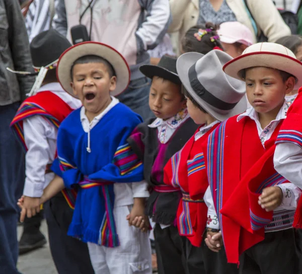 Menino boceja enquanto outros parecem entediados durante o desfile de Natal — Fotografia de Stock