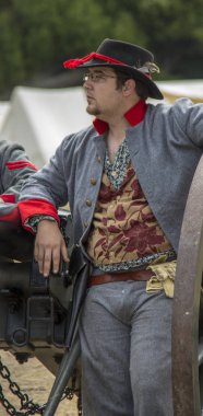 Adam Konfederasyon üniformasında dinleniyor.