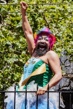 San Francisco Gay Pride Parade - adam geçit töreninde yalnız yürüyor