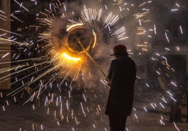 Cuenca, Ekvador - 29 Kasım 2012: Adam havai fişek fırıldağı tutuyor