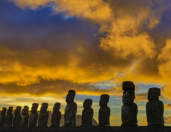 Moai na Wyspie Wielkanocnej w Ahu Tongariki o wschodzie słońca — Zdjęcie stockowe