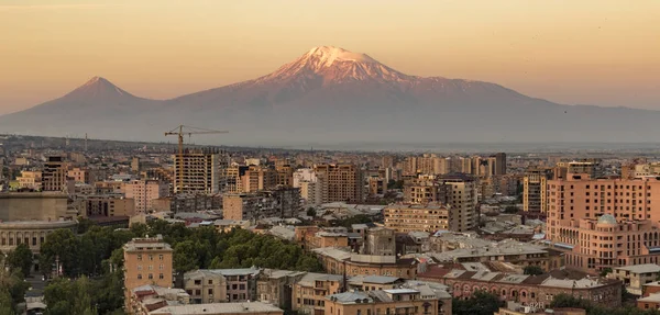 Ereván, Armenia - 13 de junio de 2016 - el horizonte se ve al amanecer — Foto de Stock