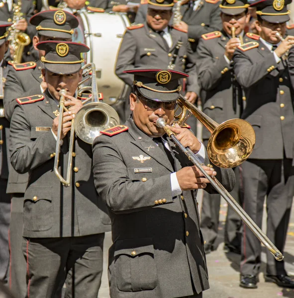 Military marching band plays in parade — Stock Photo, Image