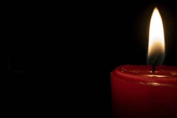 Красная зажженная свеча горит, слева - копия. — стоковое фото