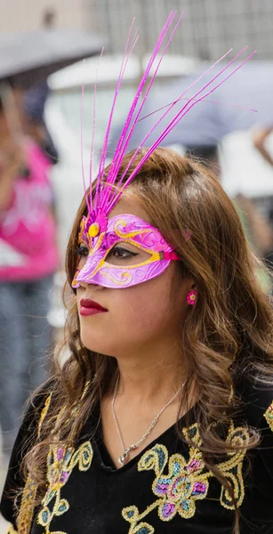 Gualaceo, Ekwador - 26 lutego 2017 - Kobieta nosi maskę na karnawał — Zdjęcie stockowe