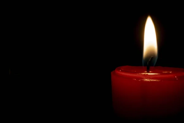 Rot angezündete Kerze brennt mit Kopierraum links — Stockfoto