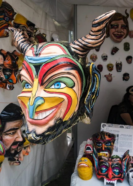 Cuenca, Ecuador - 4 de noviembre de 2017 - El escultor de máscaras muestra sus productos en el festival del Día de la Independencia de Cuenca — Foto de Stock