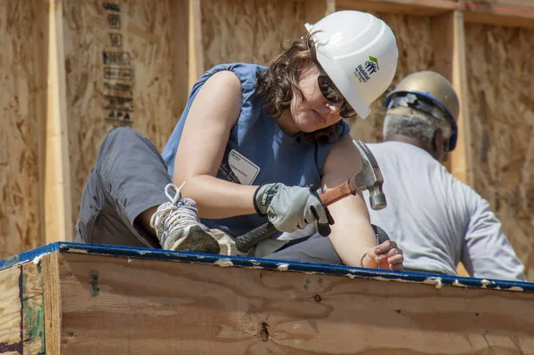 Carpenter works on building roof of new home — 스톡 사진