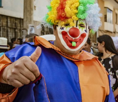 Cuenca, Ekvador, Ocak 13, 2018: Palyaço Baş Parmakla İşaret Veriyor