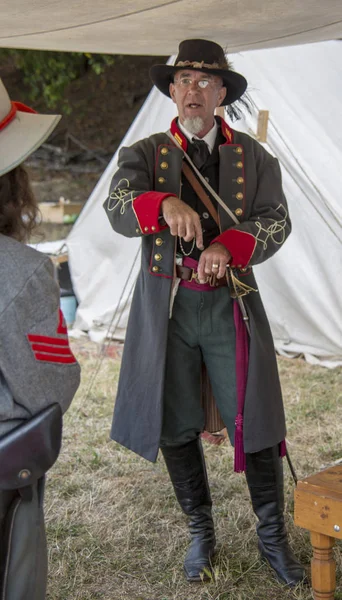 Чоловік стоїть у офіцерській уніформі Конфедерації. — стокове фото