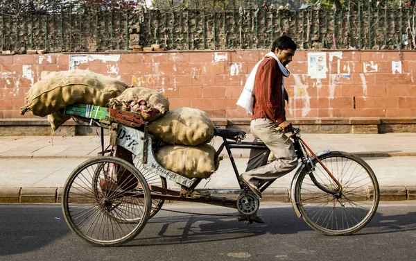 El hombre lleva una gran carga de grano sobre su bicicleta —  Fotos de Stock