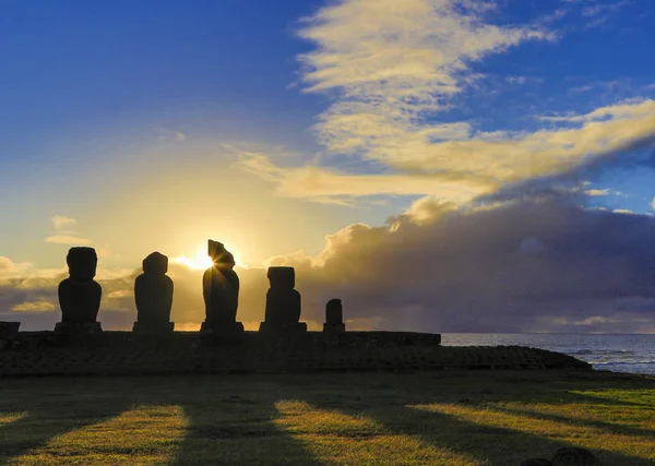 Moai sull'Isola di Pasqua ad Ahu Akivi al tramonto — Foto Stock