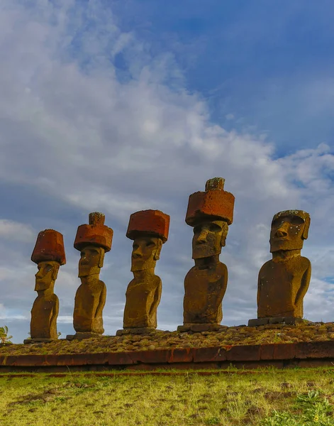 Paskalya Adası 'ndaki Moai Anakena Ahu' da kırmızı topuz şapkalı. — Stok fotoğraf